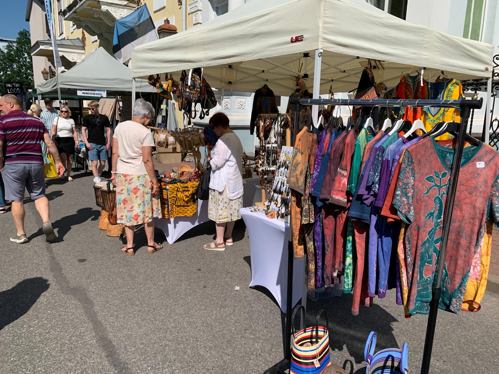 Client·e·s au stand TogoSunny
