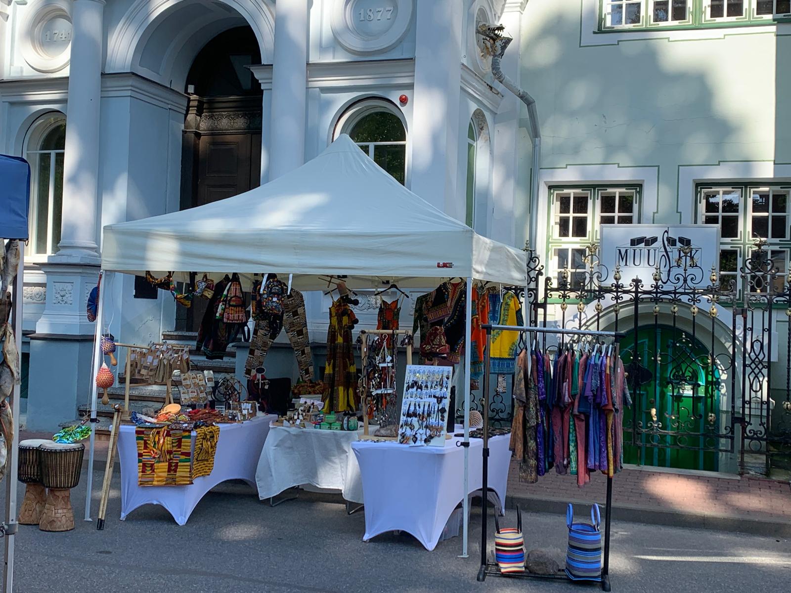 Stand TogoSunny dans la vieille ville de Pärnu