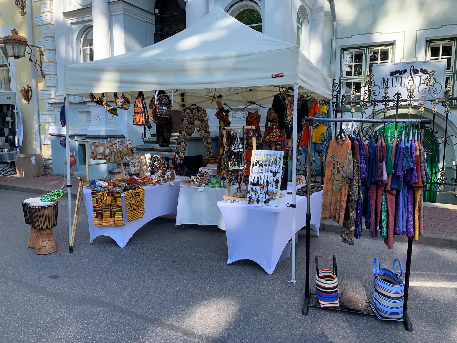 Étalage artisanat au stand TogoSunny