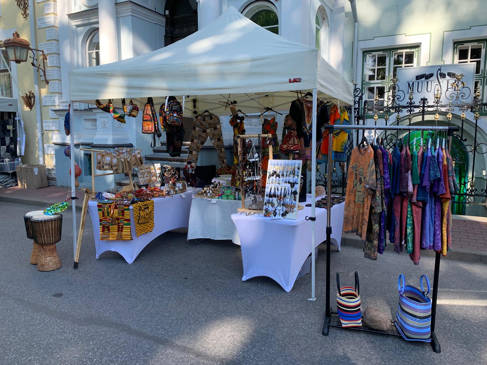Tambours et bijoux au stand TogoSunny