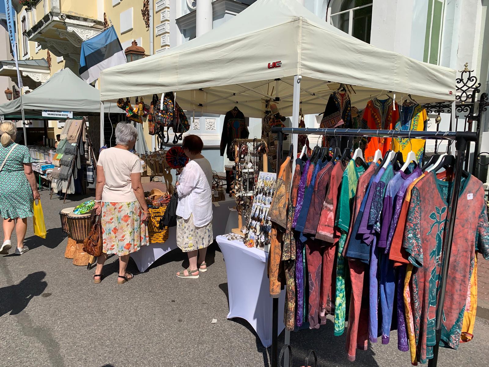 T-shirts batiks au stand TogoSunny