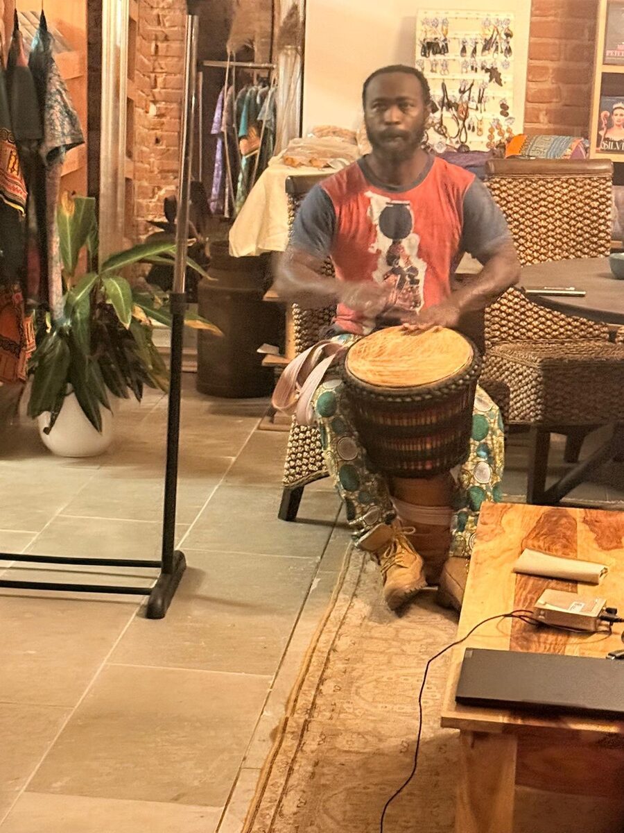 Performance de djembé africain à l'événement Mondo à Viljandi