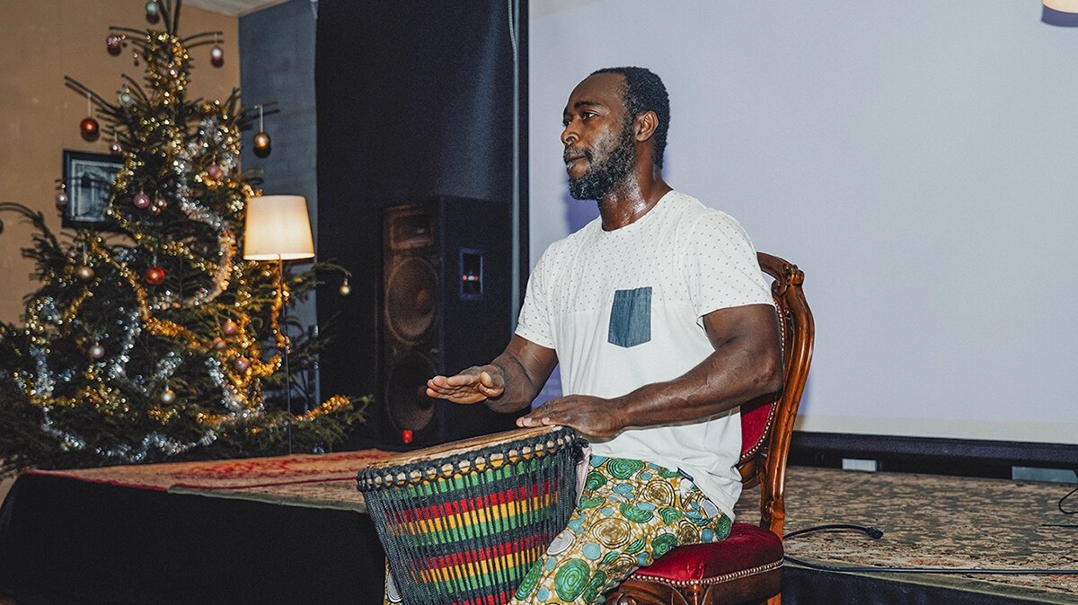 Performance de djembé africain au club culturel Baas de Rapla