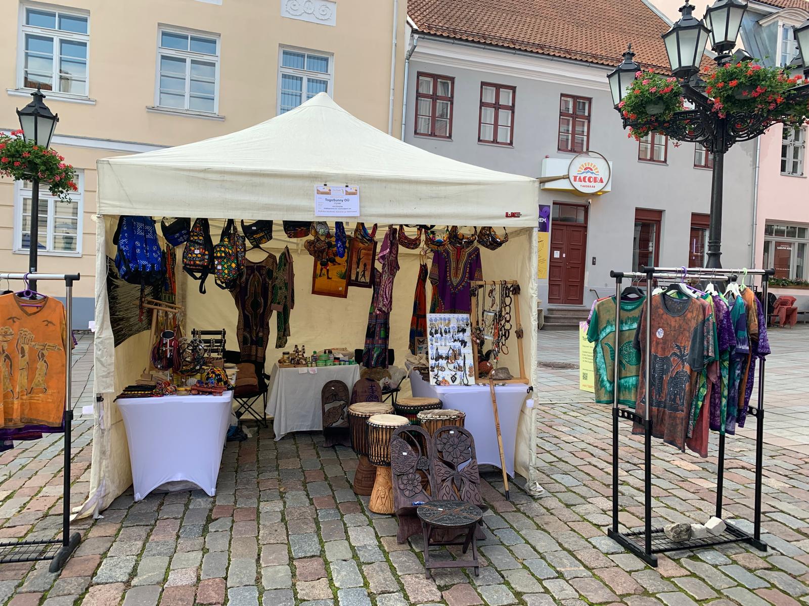TogoSunny müügiplats ja mööduujad Raekoja platsil
