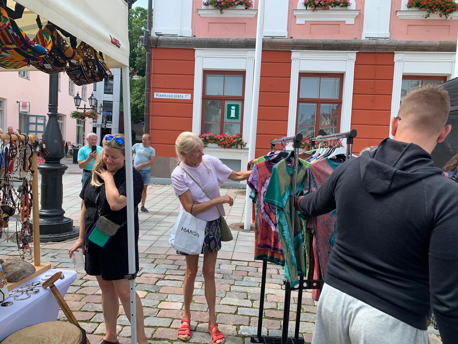 Kaks külastajat batiksärkide juures Raekoja platsil